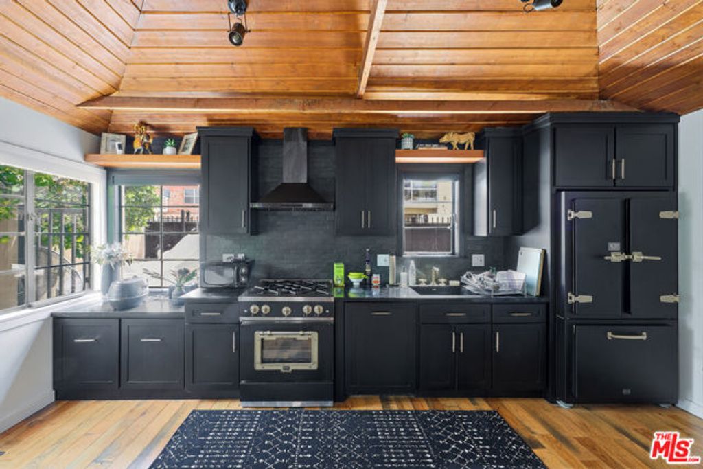 526 Victoria Avenue, Los Angeles, CA 90291