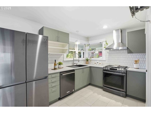 832 N EMERSON St, Portland, OR 97217