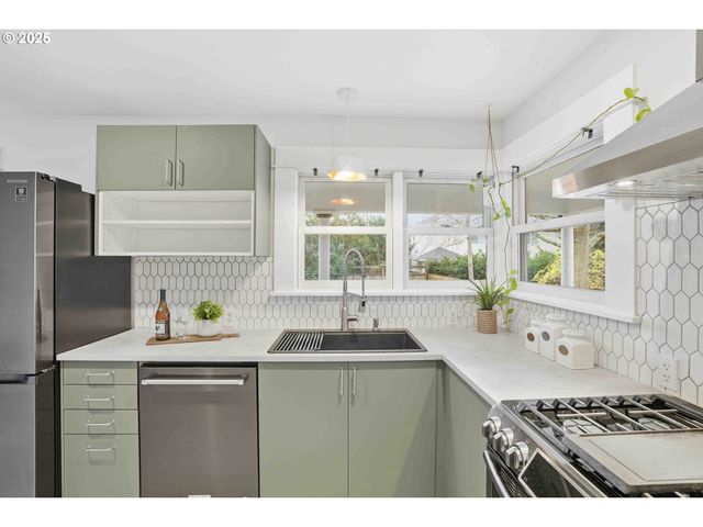 832 N EMERSON St, Portland, OR 97217