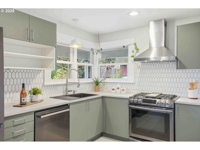 832 N EMERSON St, Portland, OR 97217