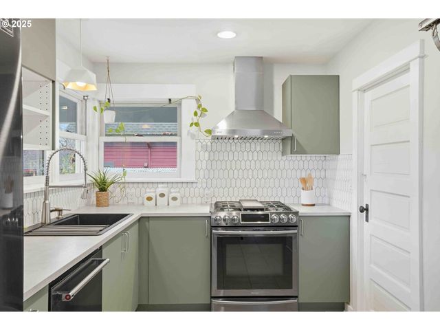 832 N EMERSON St, Portland, OR 97217