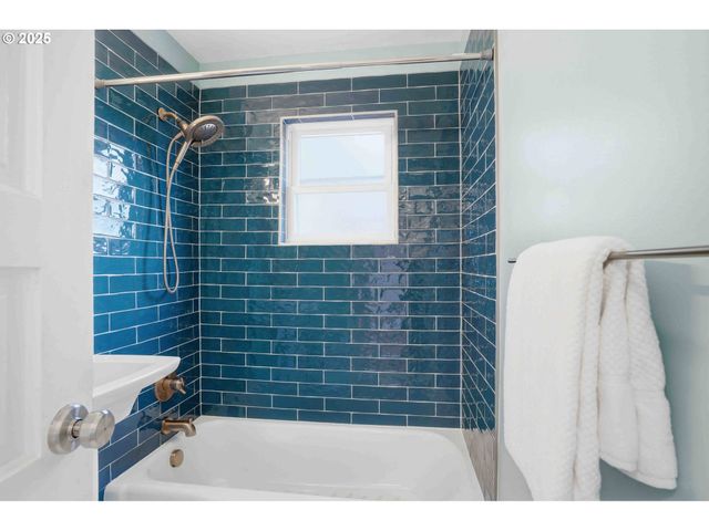 832 N EMERSON St, Portland, OR 97217