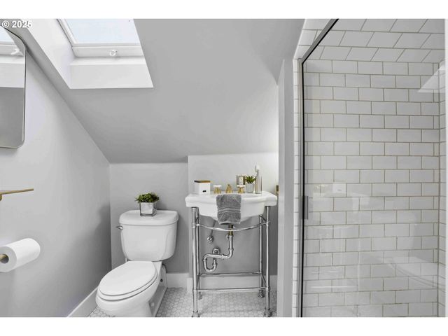 832 N EMERSON St, Portland, OR 97217