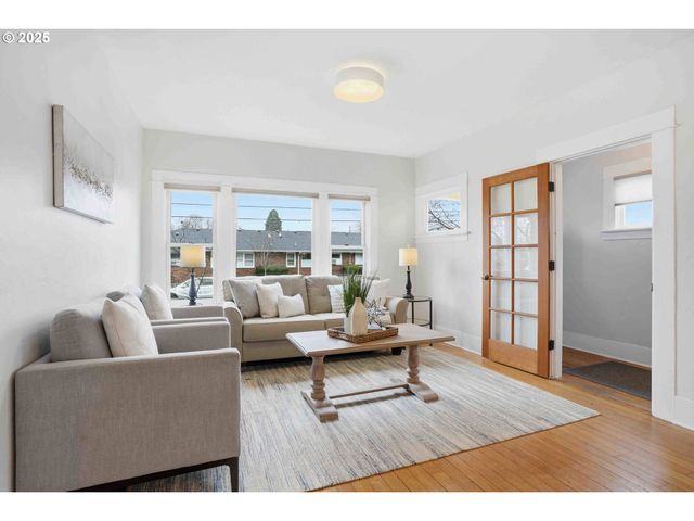 832 N EMERSON St, Portland, OR 97217