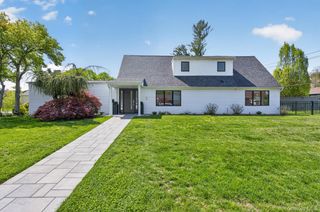 2 Sherwood Lane, Roslyn Heights, NY 11577