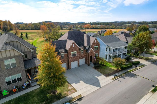 2033 Callaway Park Pl, Thompsons Station, TN 37179