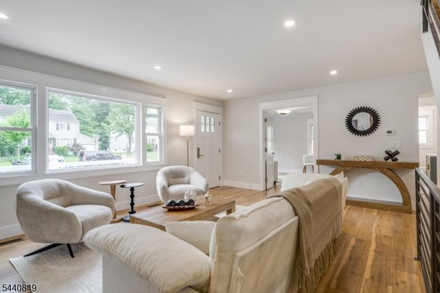 25 Montgomery Rd, Livingston Twp., NJ 07039
