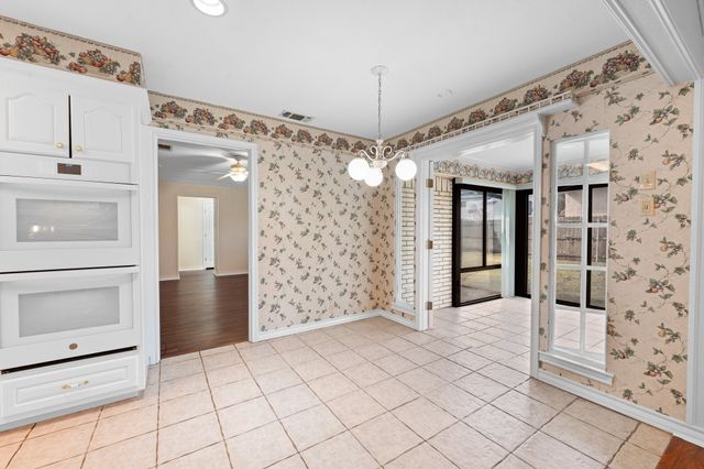 1002 Berkley Drive, Cleburne, TX 76033