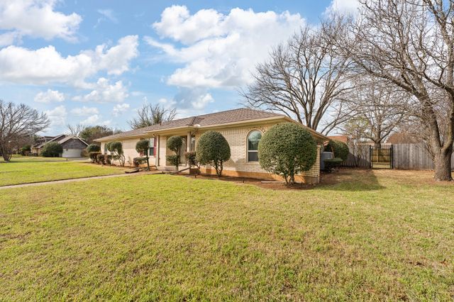 1002 Berkley Drive, Cleburne, TX 76033