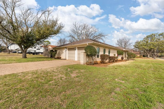 1002 Berkley Drive, Cleburne, TX 76033
