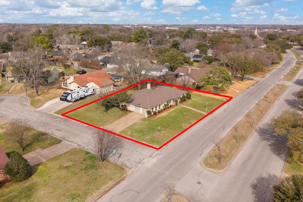 1002 Berkley Drive, Cleburne, TX 76033