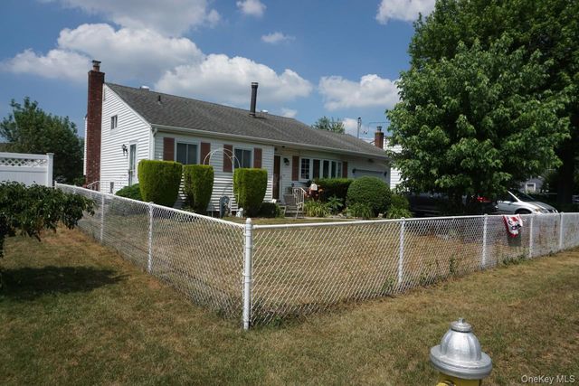 820 N Indiana Avenue, Lindenhurst, NY 11757