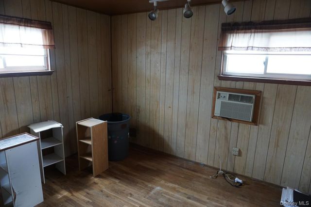 820 N Indiana Avenue, Lindenhurst, NY 11757