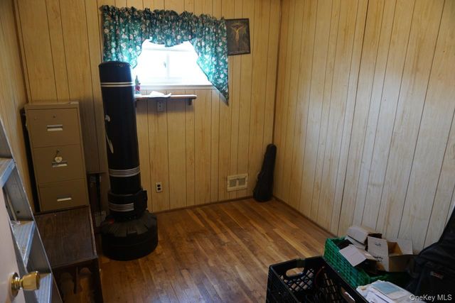 820 N Indiana Avenue, Lindenhurst, NY 11757