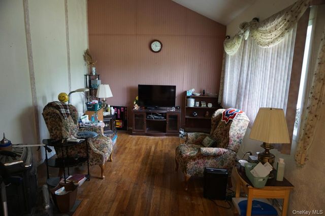 820 N Indiana Avenue, Lindenhurst, NY 11757