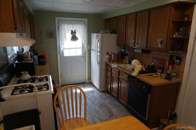 820 N Indiana Avenue, Lindenhurst, NY 11757
