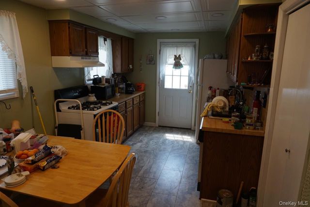 820 N Indiana Avenue, Lindenhurst, NY 11757
