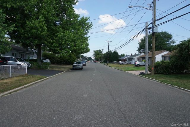 820 N Indiana Avenue, Lindenhurst, NY 11757