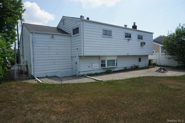 820 N Indiana Avenue, Lindenhurst, NY 11757