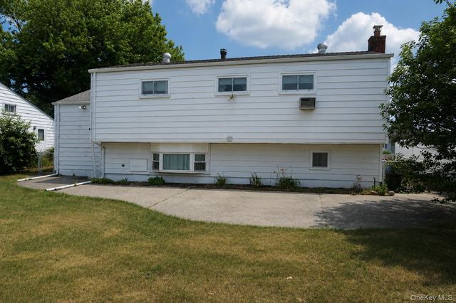 820 N Indiana Avenue, Lindenhurst, NY 11757