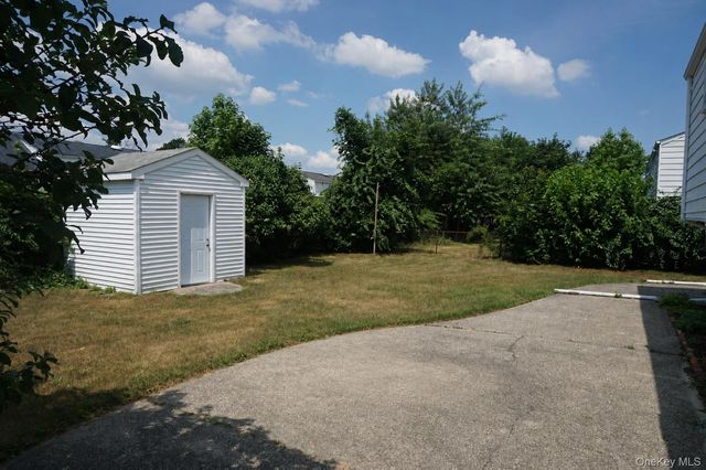 820 N Indiana Avenue, Lindenhurst, NY 11757