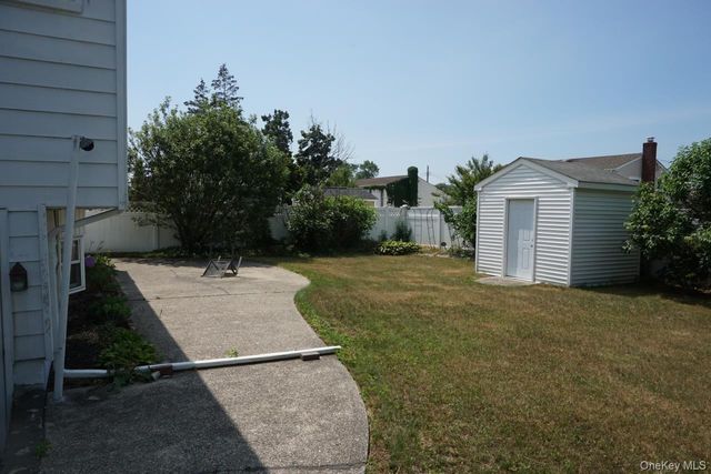 820 N Indiana Avenue, Lindenhurst, NY 11757