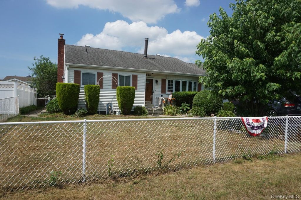 820 N Indiana Avenue, Lindenhurst, NY 11757