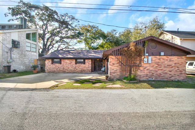 50 Lazy Lane, Kemah, TX 77565