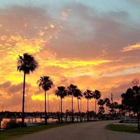 50 Lazy Lane, Kemah, TX 77565