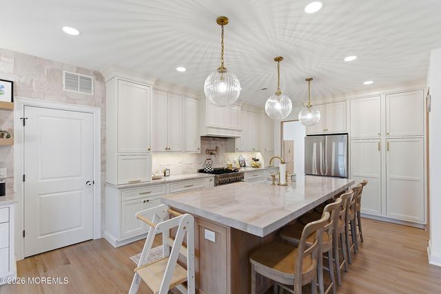 11 Rolling Meadows Court, Cream Ridge, NJ 08514