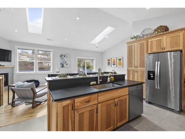 135 W 18TH Ave, Eugene, OR 97401