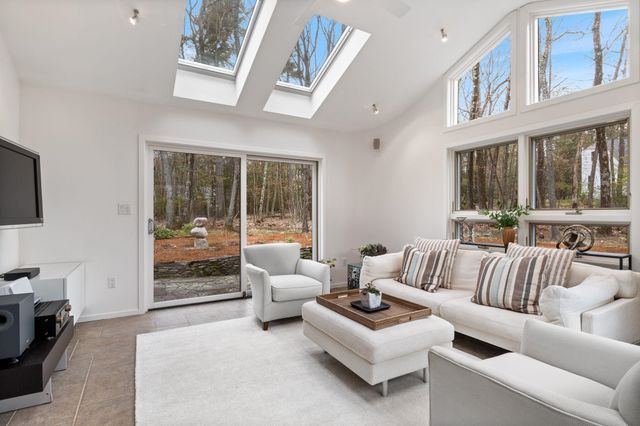 15 Masefield Road, Nashua, NH 03062