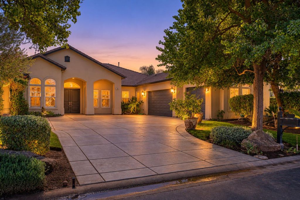 Image 2 of property listing at 11003 E Egret, Clovis, CA 93619