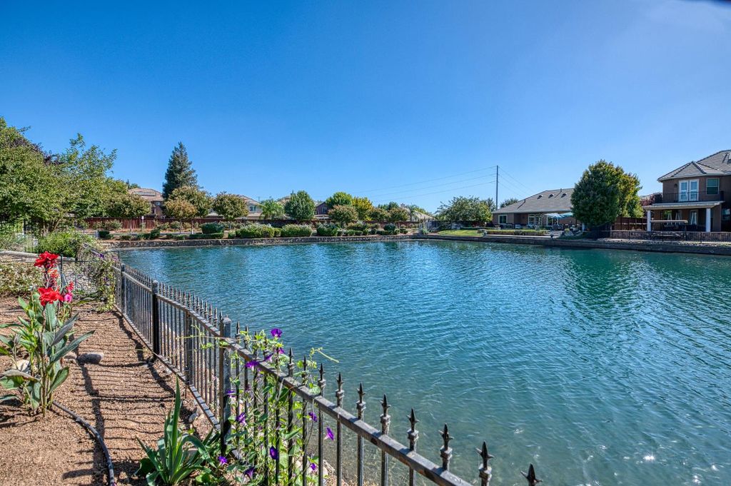 Image 54 of property listing at 11003 E Egret, Clovis, CA 93619