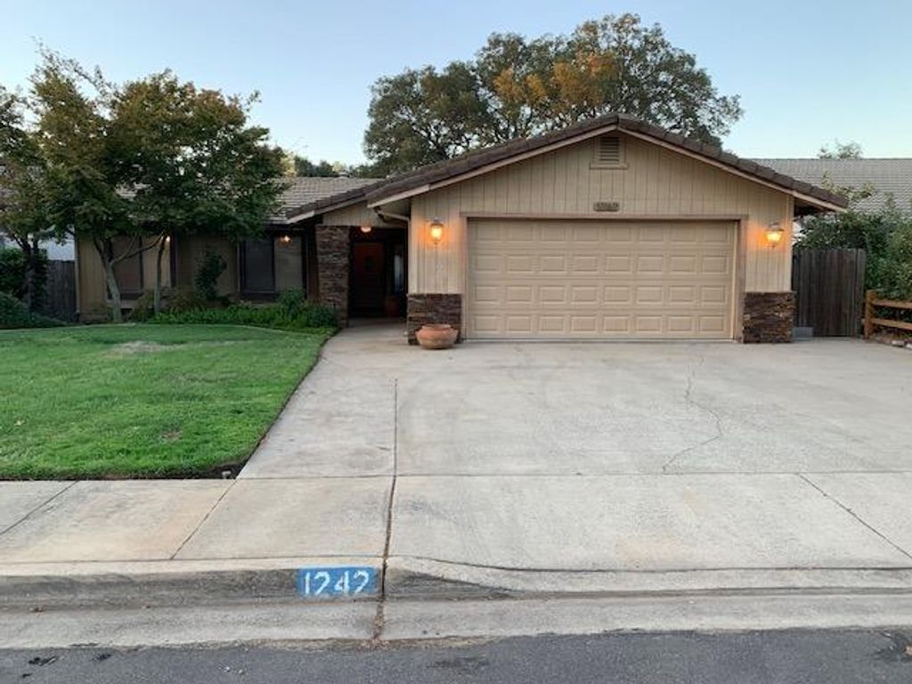 1242 River Bluff Dr, Oakdale, CA 95361