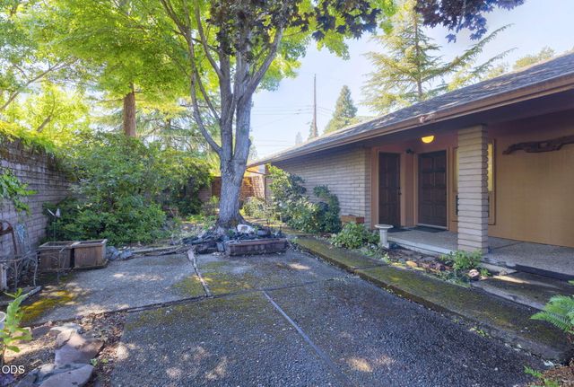 1325 NW Lawnridge Avenue, Grants Pass, OR 97526