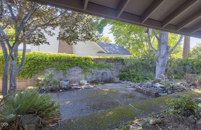 1325 NW Lawnridge Avenue, Grants Pass, OR 97526