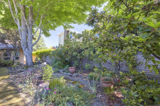 1325 NW Lawnridge Avenue, Grants Pass, OR 97526