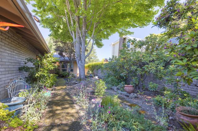 1325 NW Lawnridge Avenue, Grants Pass, OR 97526