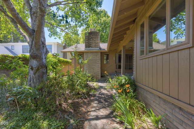 1325 NW Lawnridge Avenue, Grants Pass, OR 97526