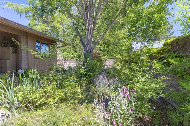 1325 NW Lawnridge Avenue, Grants Pass, OR 97526