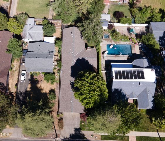 1325 NW Lawnridge Avenue, Grants Pass, OR 97526