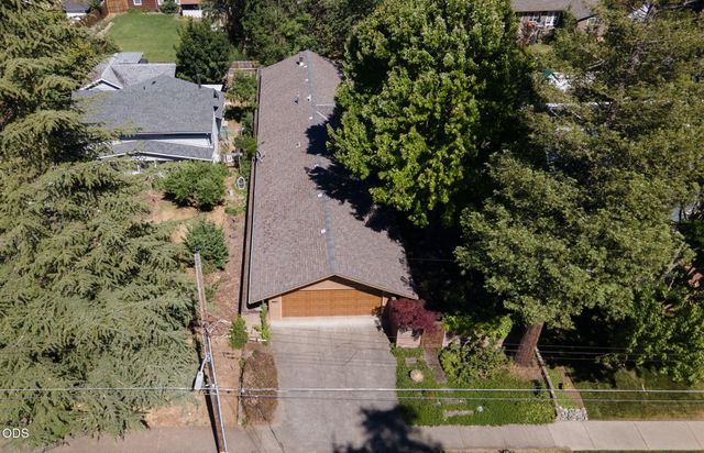 1325 NW Lawnridge Avenue, Grants Pass, OR 97526