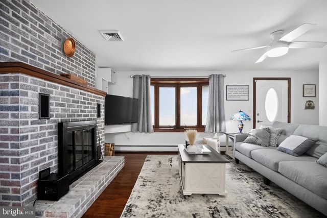 211 SPRING MOUNT RD, Schwenksville, PA 19473