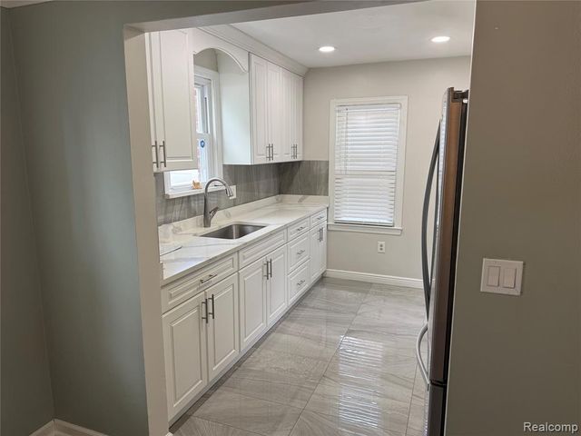 8459 Hazelton Street, Dearborn Heights, MI 48127