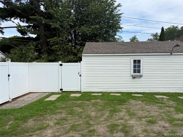 8459 Hazelton Street, Dearborn Heights, MI 48127