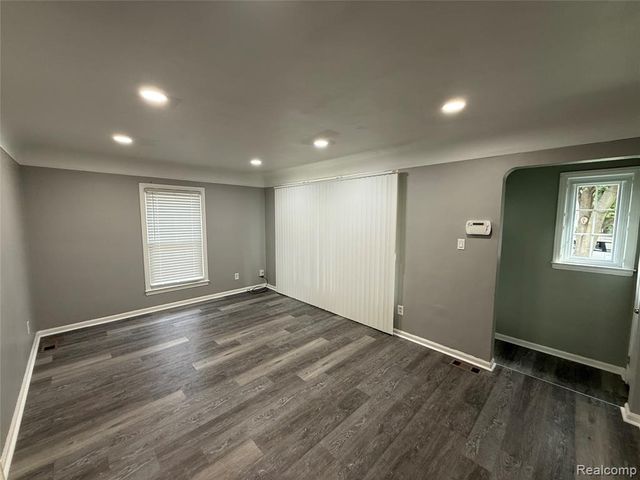 8459 Hazelton Street, Dearborn Heights, MI 48127