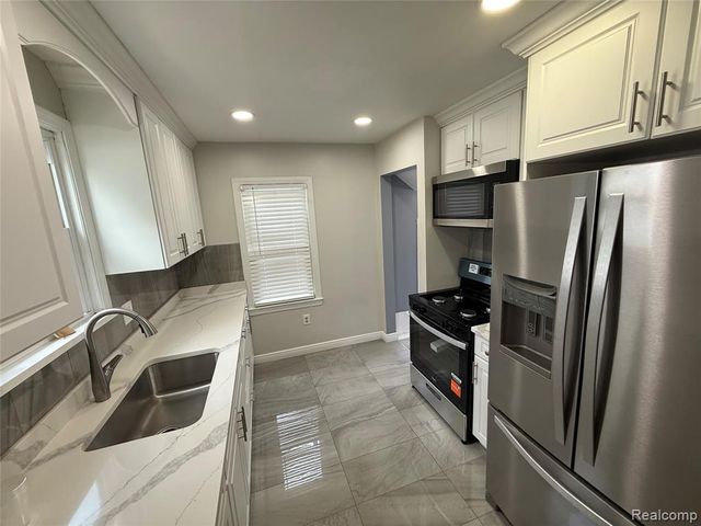 8459 Hazelton Street, Dearborn Heights, MI 48127