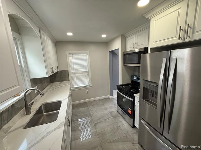 8459 Hazelton Street, Dearborn Heights, MI 48127
