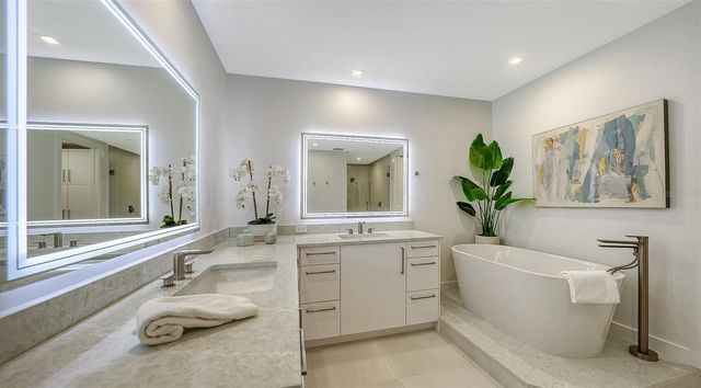 415 L AMBIANCE DRIVE E507, Longboat Key, FL 34228